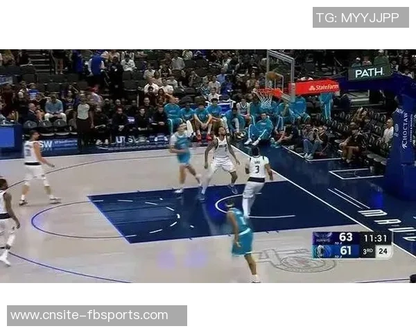 老队友默契配合濃眉果断分球助拉塞尔轻松命中三分 老队友默契配合濃眉果断分球助拉塞尔轻松命中三分