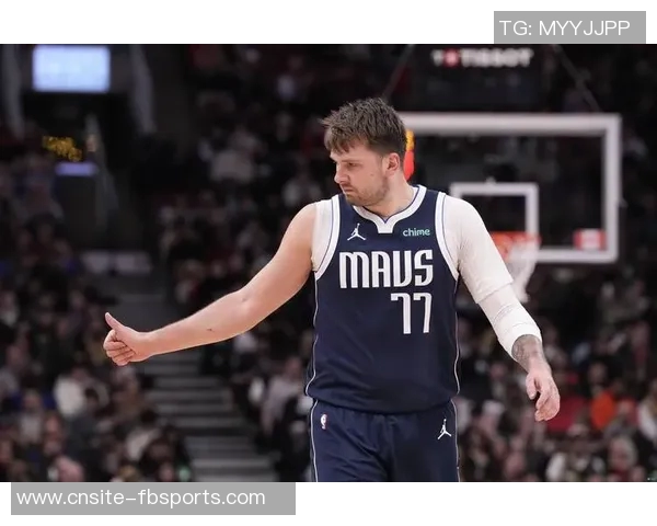 东契奇伤病状态升级为出战成疑明日能否回归NBA杯成焦点 东契奇伤病状态升级为出战成疑明日能否回归NBA杯成焦点