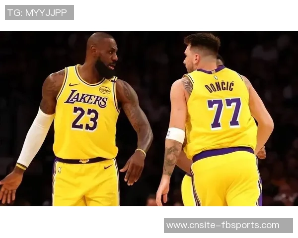 詹姆斯本赛季首次与湖人全队合练期待新队友默契提升