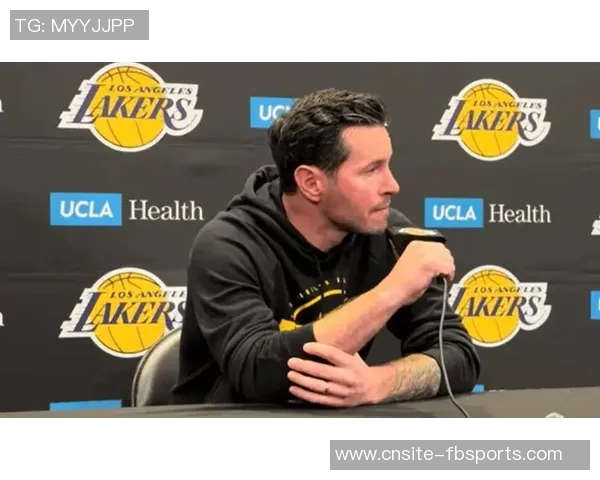 詹姆斯最后一攻前询问雷迪克暂停建议雷迪克果断选择直接进攻策略